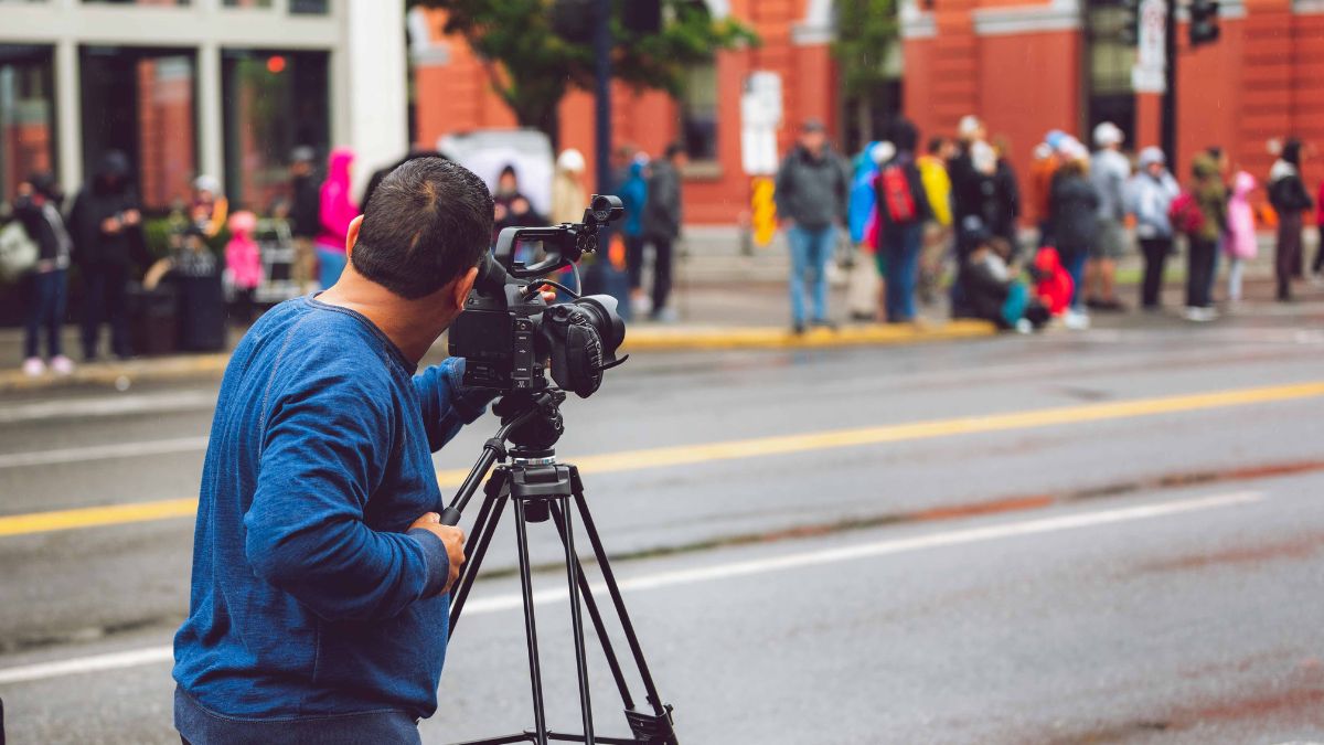 Como o Jornal da Enfermagem se diferencia de blogs comuns ao adotar práticas de E-A-T